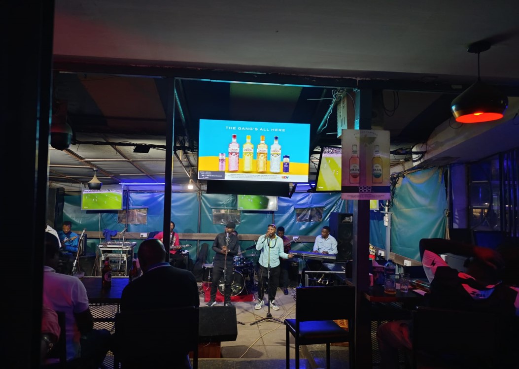 Kenya, Alaska Lounge